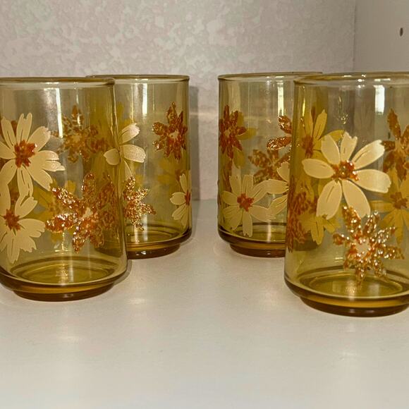 Vintage Amber Floral Glass Set – 8 Mixed-Size Daisy Tumblers 1970s - Picture 2 of 14